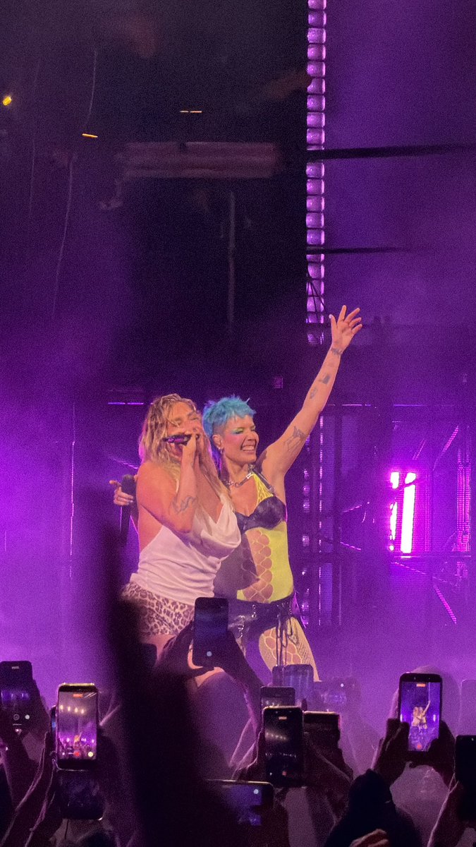 fckustyles's tweet photo. An absolutely monumental show

#BacktoBadlands 
#BackToBadlandsTour https://t.co/PlxGwEwcT9