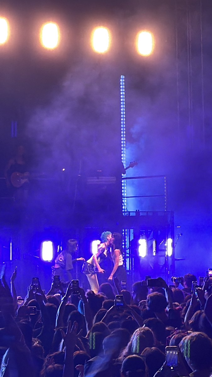 fckustyles's tweet photo. An absolutely monumental show

#BacktoBadlands 
#BackToBadlandsTour https://t.co/PlxGwEwcT9