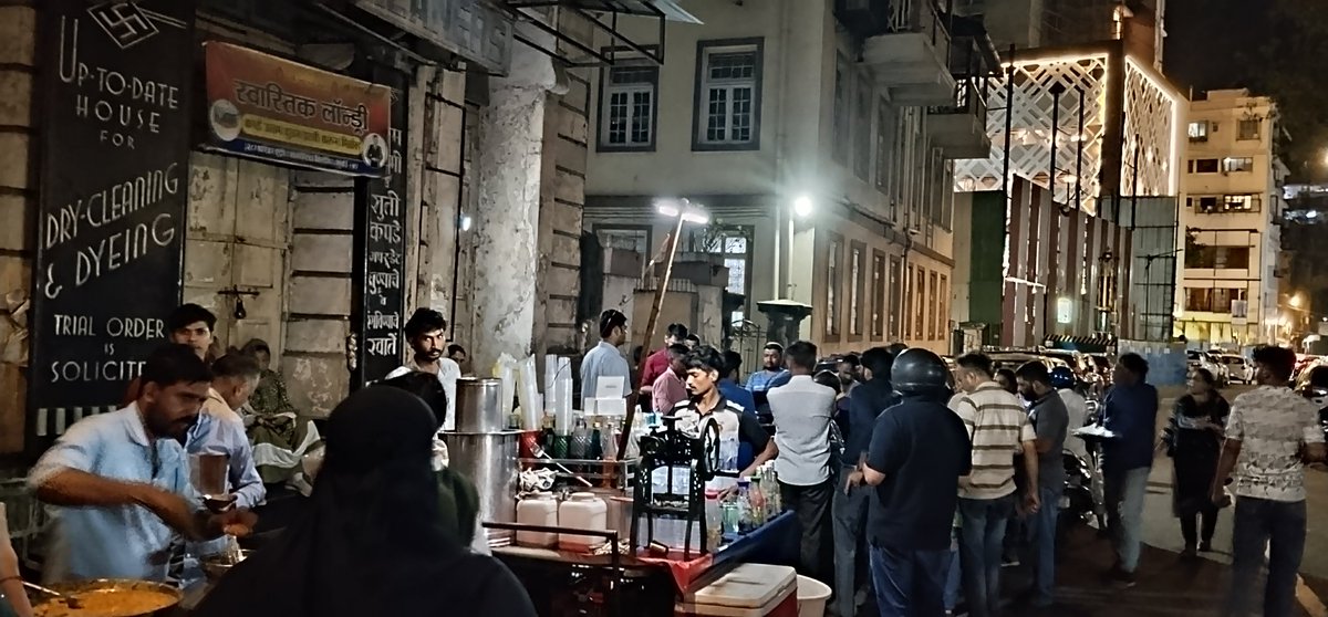Rohan_Rane1's tweet photo. @mybmcWardD @mybmcWardC @mybmc @CMOMaharashtra @DBMargPS @VPRoadPS @FCI_India @mayor_mumbai because of this food stalls traffic gets jam and seen unhealthy food opp kelkar police beat Mumbai 400004 other illegal  stalls getting removed why not this ... https://t.co/qPdk2ganPb