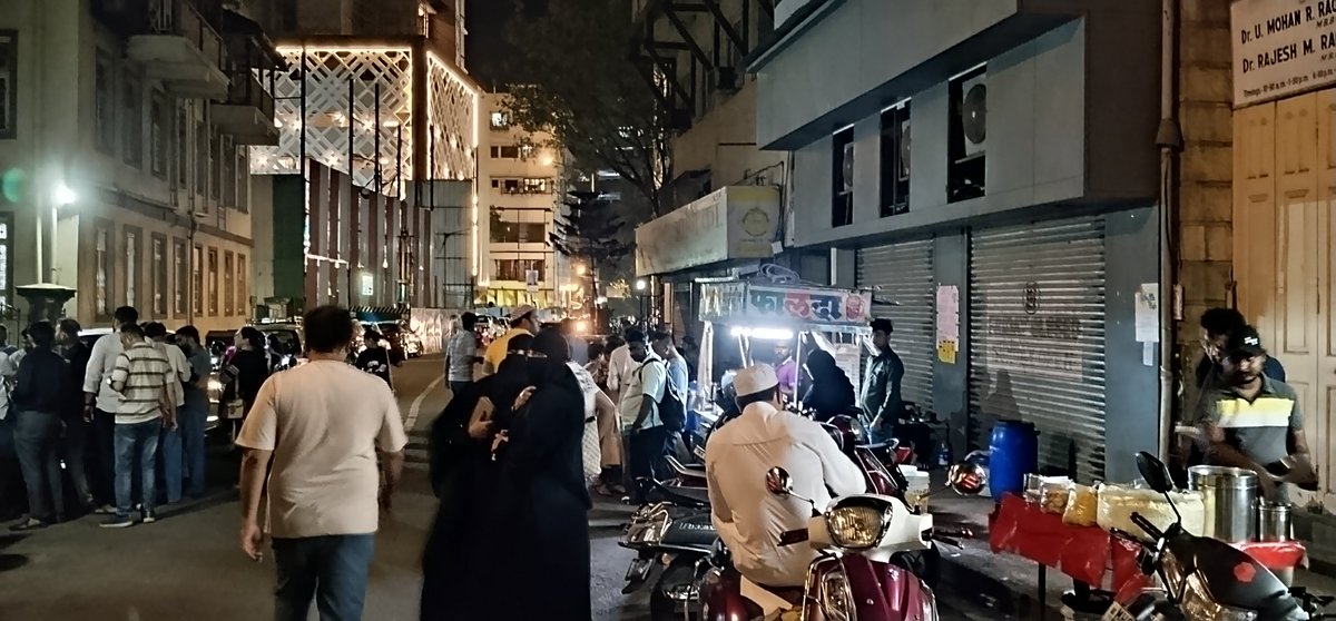 Rohan_Rane1's tweet photo. @mybmcWardD @mybmcWardC @mybmc @CMOMaharashtra @DBMargPS @VPRoadPS @FCI_India @mayor_mumbai because of this food stalls traffic gets jam and seen unhealthy food opp kelkar police beat Mumbai 400004 other illegal  stalls getting removed why not this ... https://t.co/qPdk2ganPb
