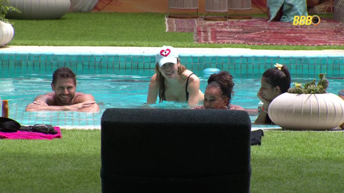 canalantenados's tweet photo. 🗣 O papo na piscina é +18.

Jonas: "Não sei se foi no BBB ou na Casa dos Artistas, que eles faziam umas barracas, pra..."

Ana: "Pra que eles faziam?"

Jonas: "Mandar ver, né."

Ana: "O que é mandar ver?"

Jonas: "Porra, você não sabe?"

Samira: "Tem como explicar pra gente? Eu não entendi."

Jonas: "Ah, gente... pra transar, né. Ferro na boneca, pedrada na vidraça."

Ana: "Ahh! Ele é muito tiozão do pavê! Jonas, não faz isso. Ele é muito tiozão do pavê, não aguento."

Samira: "Ferro na boneca, o que é isso? Coisa de tio."

Ana: "Porque ele é assim?" #BBB26