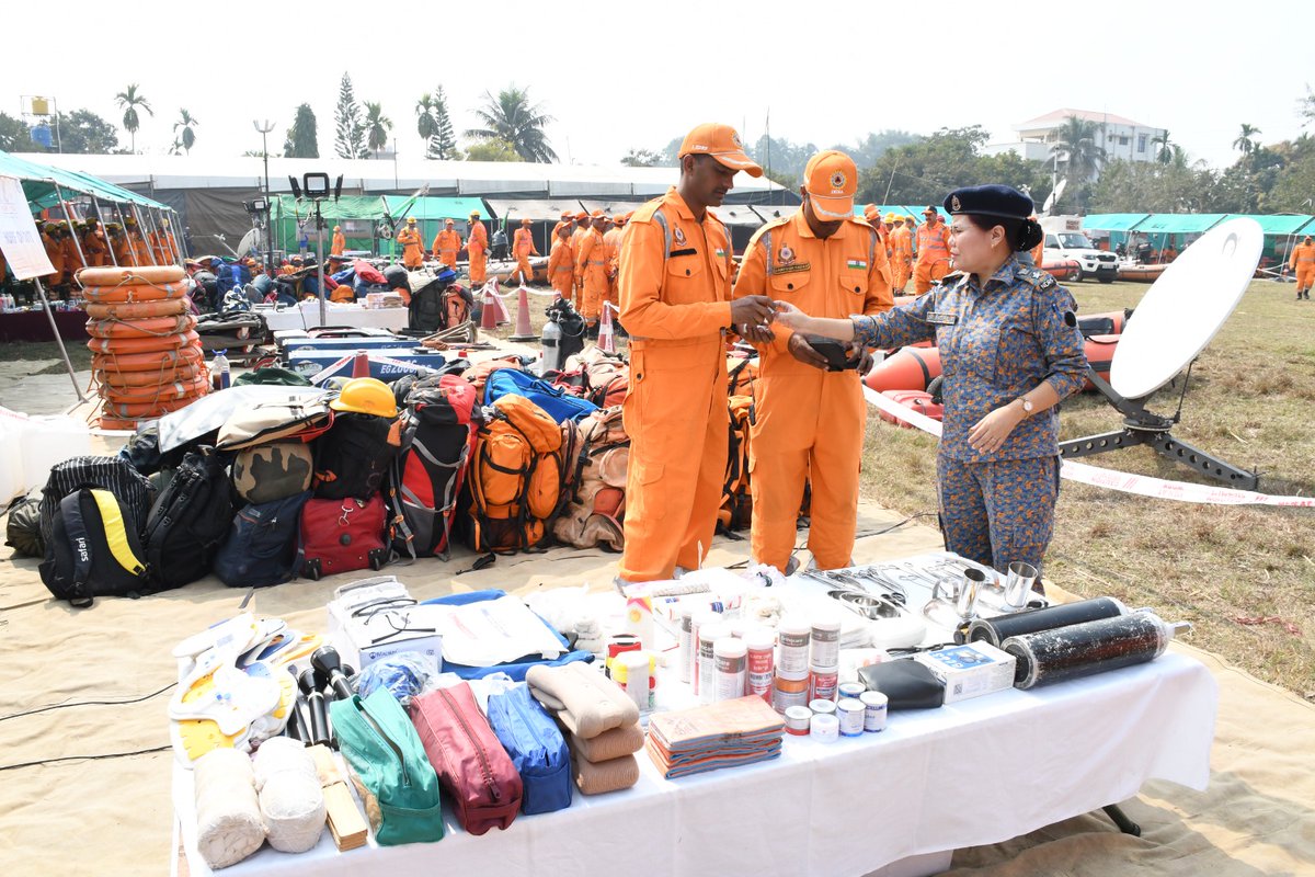 01NDRF's tweet photo. 🇮🇳 1st Bn. #NDRF conducted a statewide Mobilization Exercise across #Assam, #Tripura, and #Mizoram to assess disaster response preparedness, engaging all 18 teams alongside #SDMAs, #SDRF, Fire Services, #SSB, local volunteers, medical and other sister agencies.
@NDRFHQ https://t.co/3vbl09d2OR