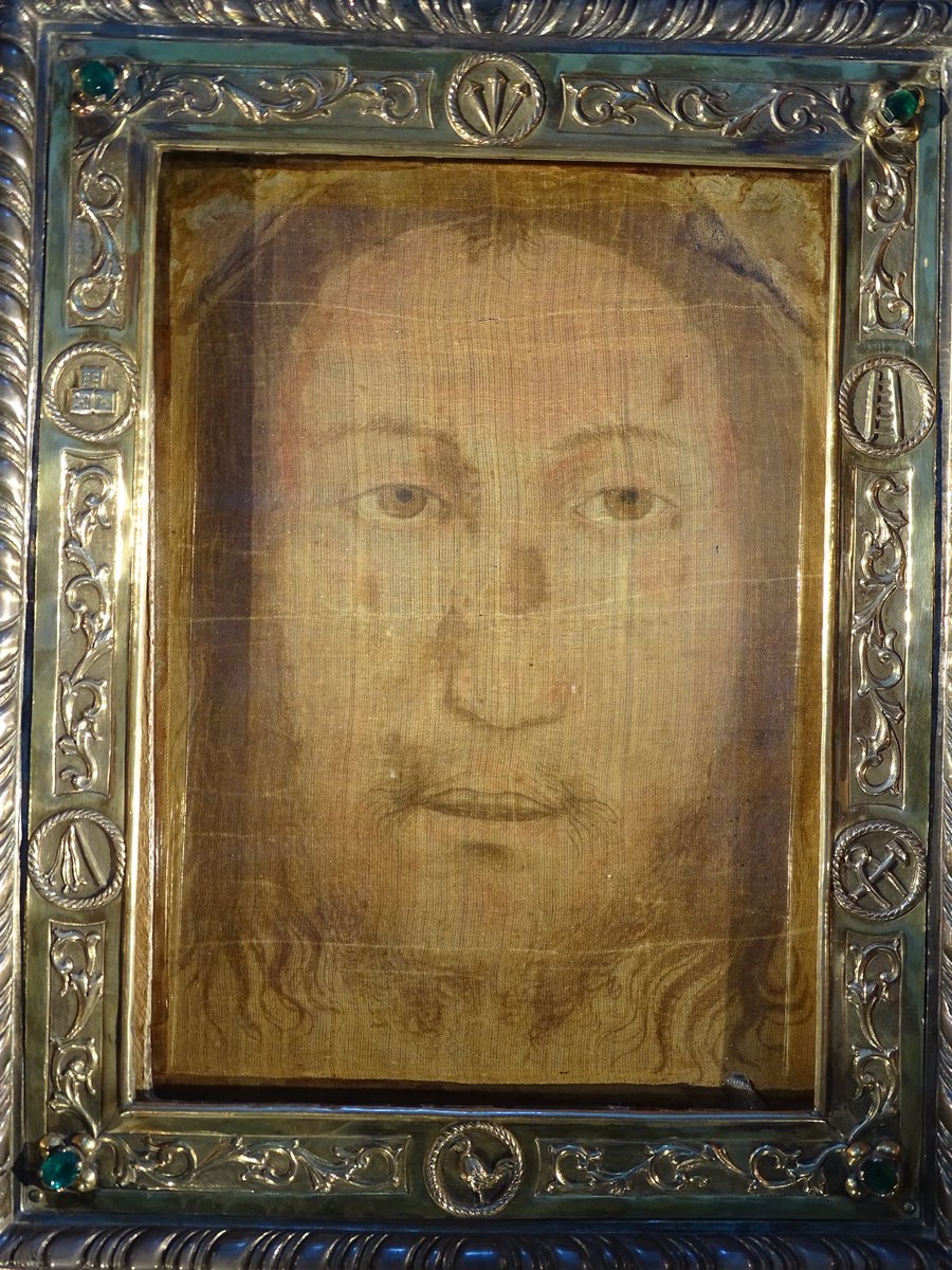 «Di te ha detto il mio cuore: “Cercate il suo volto”;
il tuo volto, Signore, io cerco»
Salmo 26

Santo Volto di Gesù

Una delle raffigurazioni del Volto fatte da Caravaggio (Cattura di Cristo, Dublino, 1602) a confronto col Santo Volto acheropito di Manopello.
Sono senza parole