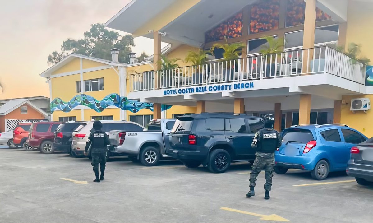 FFAAHN's tweet photo. #OperacionesFFAA || Las Fuerzas Armadas de Honduras, a través de la @PMOPHN, brindaron seguridad integral durante la visita oficial de una delegación conformada por suboficiales del Ejército de los Estados Unidos @USArmy, quienes se encuentran en el país en el marco del Programa de Análisis de Necesidades de las Escuelas de Suboficiales de las Fuerzas Armadas de Honduras.
Las operaciones de seguridad se ejecutaron mediante dispositivos estratégicos de protección, vigilancia y acompañamiento permanente, garantizando el normal desarrollo de la agenda programada y reafirmando el compromiso institucional con la seguridad y el orden.
#FuerzasArmadasHN