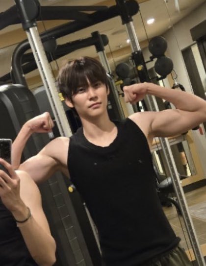 อึนซอกบอกว่าร่างกายคือทรัพย์สินของอาชีพนี้ เลยออกกำลังกายทุกวัน เป้าหมายไม่ใช่กล้ามเนื้อที่เอาไว้โชว์สวยงาม แต่เป็นกล้ามเนื้อที่ใช้งานได้จริง หุ่นในอุดมคติของอึนซอกคือร่างกายที่แข็งแรงและช่วยส่งเสริมการเต้น 😭😭😭😭 พี่ป๊าโคตรเท่