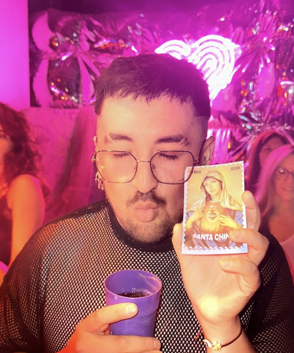 “Se venden curitas para las que les duele lo que yo hago con mi vida” AJAJJAJAJA te amo China, no te calmes nunca