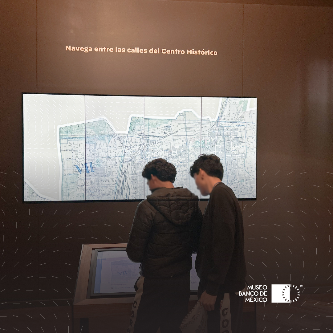 El 17 de febrero de 1907 se inauguró la Quinta Casa de Correos, hoy #PalacioPostal.
A pocos metros, el Edificio Principal del #BancodeMéxico forma parte de ese paisaje urbano emblemático de la #CDMX. 
Descubre más sobre estos y otros sitios del centro en nuestro interactivo.