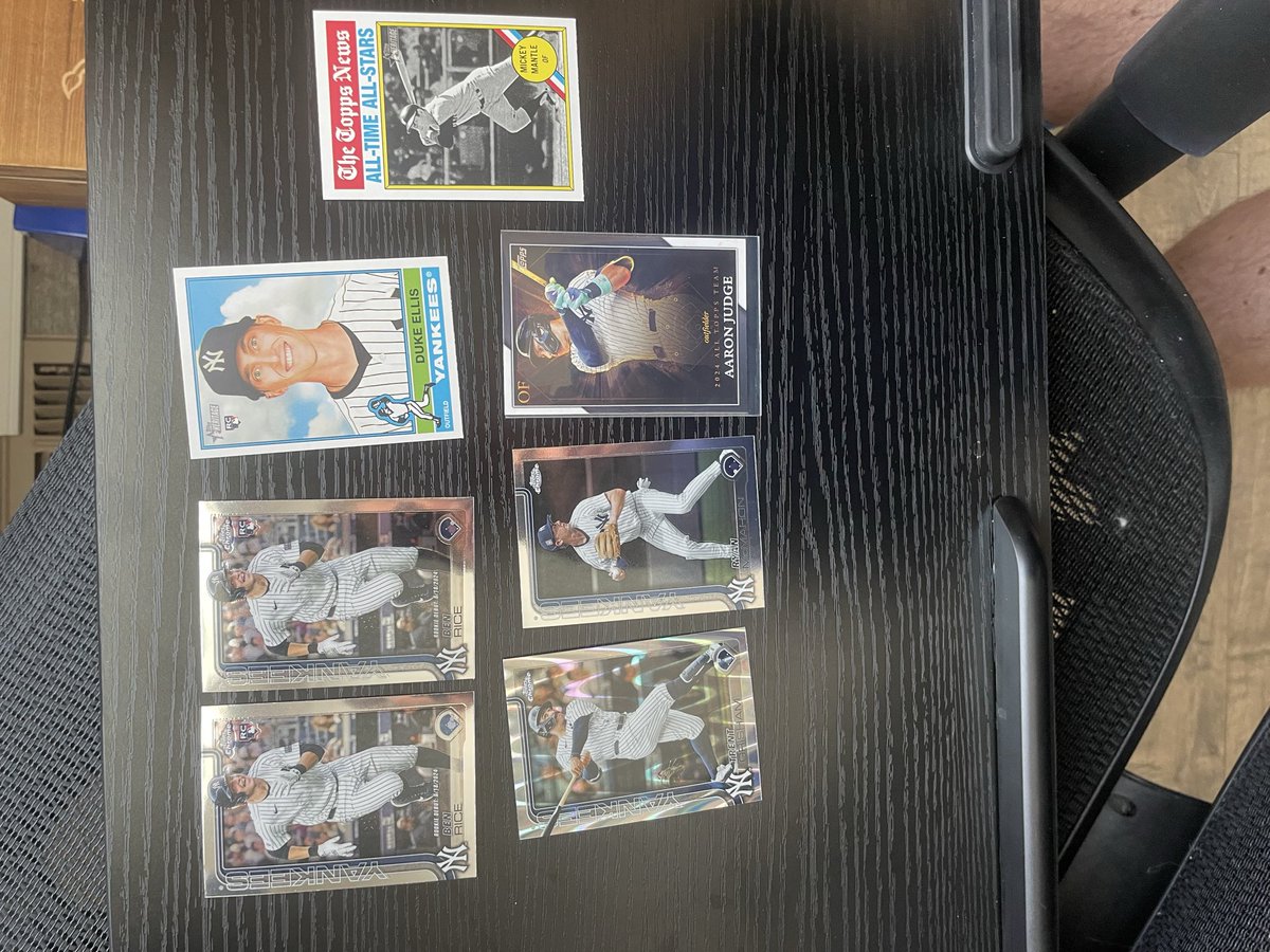 Shawncey22's tweet photo. @bronx242424 @TheShop_CC 2 Rookie Debuts $5
Yankee lot for $12 https://t.co/IIrLIZOhEp