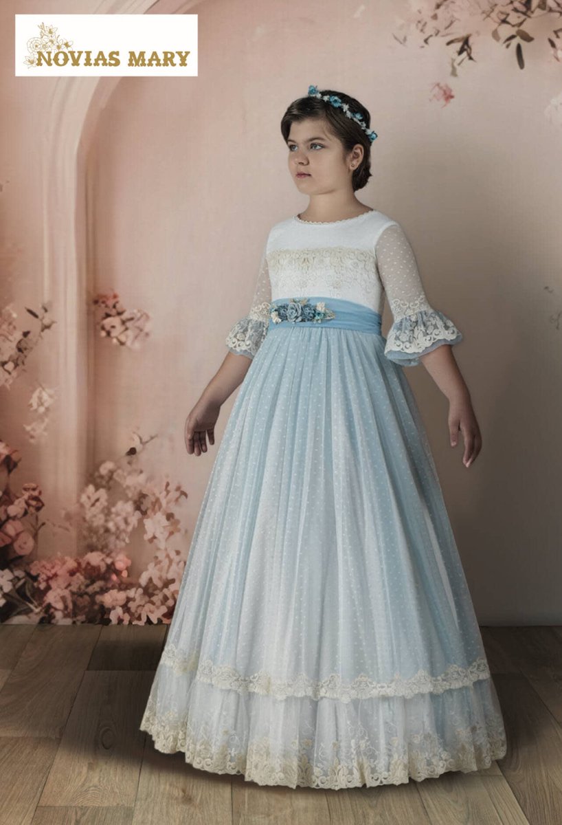 En un delicado tono azul, y con abertura en la espalda, este #vestidodecomunión hará las delicias de tu niña en su gran día 💙

👉 facebook.com/photo/?fbid=15… 👈

#NoviasMaryBilbao #PrimeraComunion #ModaInfantilEspañola