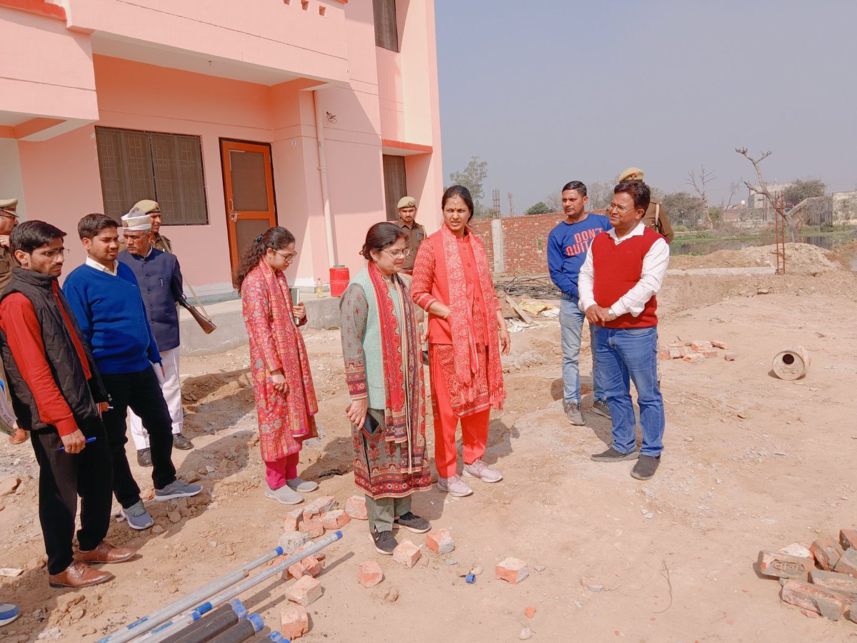 dmamroha's tweet photo. जिलाधिकारी श्रीमती निधि गुप्ता वत्स ने नव निर्मित तहसील नौगावां सादात के आवासीय और अनावासीय भवनों के निर्माण कार्यों का निरीक्षण कर आवश्यक दिशा निर्देश दिए।
@UPGovt  @CMOfficeUP @ChiefSecyUP @spgoyal
@InfoDeptUP @Comm_Moradabad https://t.co/IeVLEHI8hN