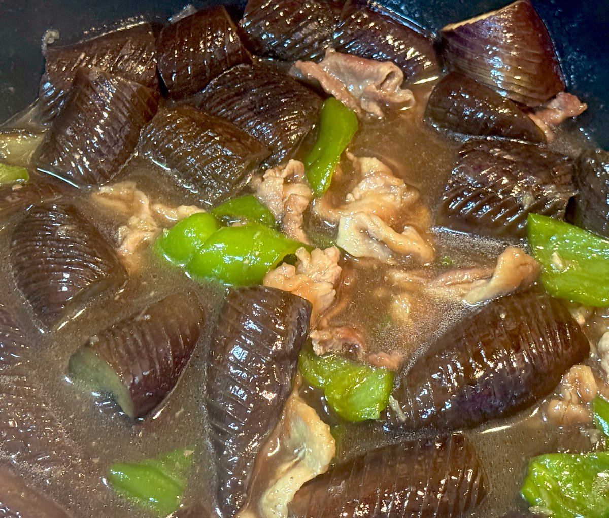 スタジオで夢呂に
今食べたいもの何？って聞いたら

"ナスの煮浸し"って言ってたから仕込んでみた🍆

最近バタバタしてて料理出来てなかったから傷む前にナスを全部使ってやった🙄

冨士屋さんみたいに均一に飾り包丁は難しい🫨

ご飯のお供用に豚肉も添えて🐷

#居酒屋りょっさん
#食べるのは明日