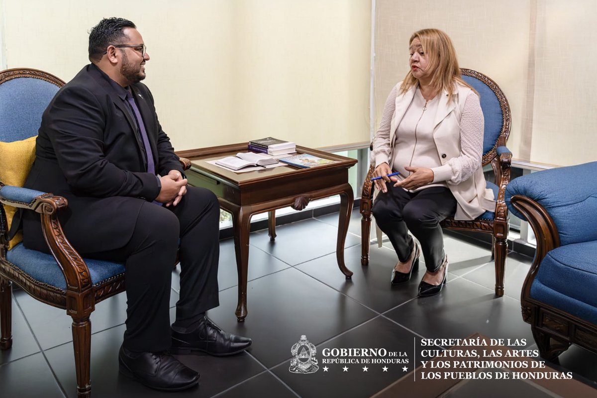 SECAPHN's tweet photo. El ministro Yasser Handal sostuvo un diálogo con representantes de Fundación de Artes Educativas, Coros y Orquestas de Honduras (FARECOH) y Banda 504 para fortalecer el arte y la música en Honduras. 🎶 🇭🇳
#SECAPPH #MúsicaHondureña #VamosAEstarBien https://t.co/X060h2KMK6