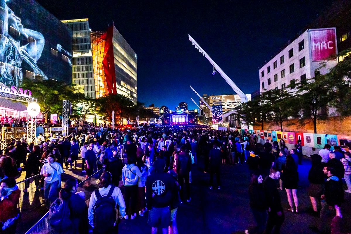 MeetMontreal's tweet image. Montréal is UNSTOPPABLE! ⚜️📈

The 2025 numbers are in: 11.8M visitors (+7.3%!) chose to visit our city last year. 

Get ready—2026 is going to be even bigger! 🚴🏎️🎷

Details → newswire.ca/news-releases/…

📷 @evablue #Tourism #Montreal #EventProfs