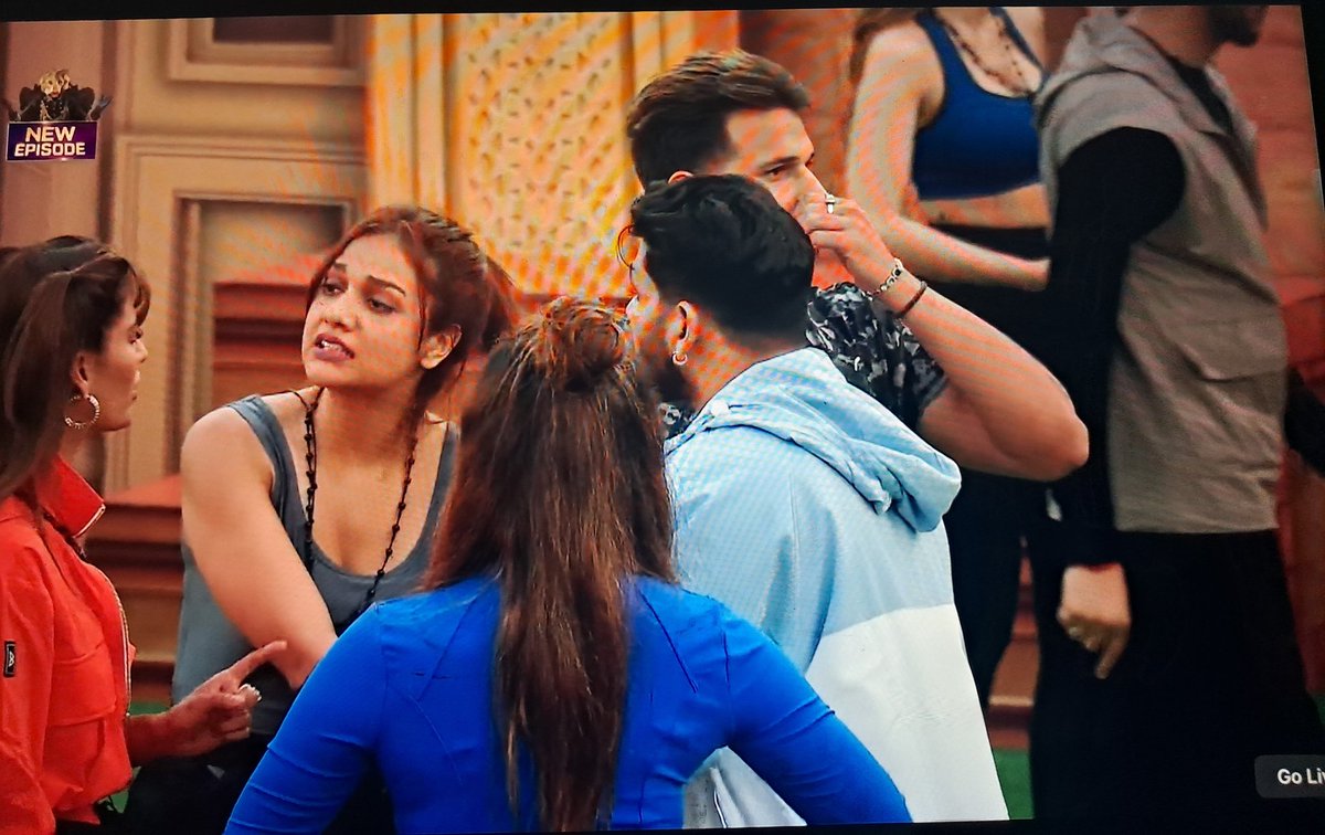 SakshiMish30028's tweet image. Supported Divya Agarwal through every show, but her current behavior is a total letdown.
Mujhe samjh nhi aa rha aarushi inke team me  jana kyo chahti hai..
 
#Splitsvilla #BigBoss #THE50 #Aarushichawla