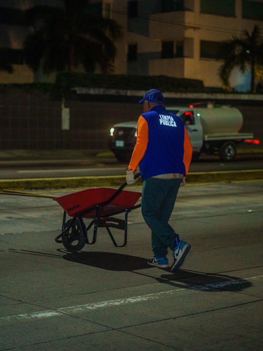maryjosegamboa's tweet photo. Mientras la ciudad descansa, nuestras cuadrillas siguen trabajando con el programa de Gobierno Nocturno.

Estamos rehabilitando vialidades por las noches para no afectar el tránsito diario y atender primero las zonas donde más se necesita. 

Trabajo permanente, orden y resultados hacen una Ciudad Ejemplo.