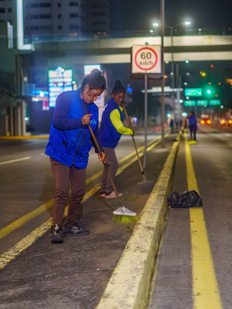 maryjosegamboa's tweet photo. Mientras la ciudad descansa, nuestras cuadrillas siguen trabajando con el programa de Gobierno Nocturno.

Estamos rehabilitando vialidades por las noches para no afectar el tránsito diario y atender primero las zonas donde más se necesita. 

Trabajo permanente, orden y resultados hacen una Ciudad Ejemplo.