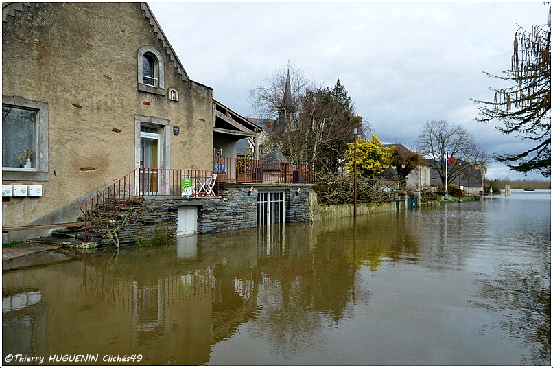 Cliches49's tweet photo. 📷 Bouchemaine : La confluence des crues
Après avoir salué la Mayenne à Montreuil-Juigné avant-hier, puis pris des nouvelles du quai de la Savatte à Angers hier, passage obligé par Bouchemaine.
#bouchemaine #angers #inondations #maineetloire #laloire #crues #anjou #Vigicrues https://t.co/G3mta8qk6M
