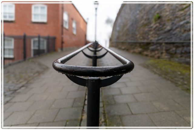 photos_dsmith's tweet image. The path to #highbankside in #Stockport. This steep #pathway leads to the upper side of the #city and its #oldtown. A #closeup #shot of the railings give it #perspective. Shot using @UKNikon during a quiet day by a local #photographer. #photography #streetphotography #photoart