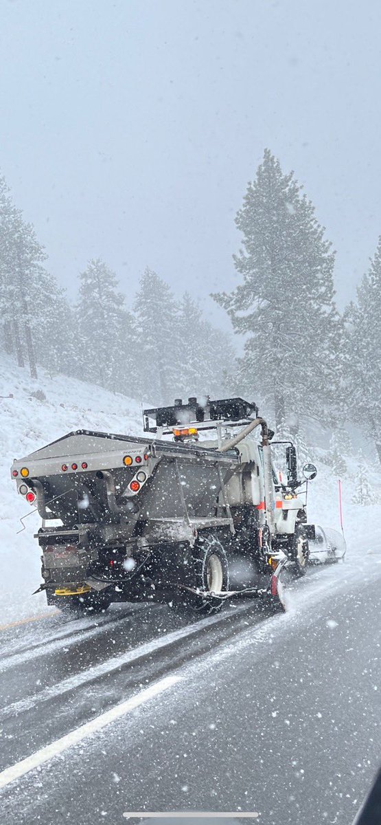 🚨👀 If you see flashing amber lights, slow down and pull over. Do NOT try to pass snow plows, first responders and other emergency vehicles. Be work zone alert—it’s the law! Before heading out check our #QuickMap app for info on chain controls and road closures. #BeSafe #BWZA
