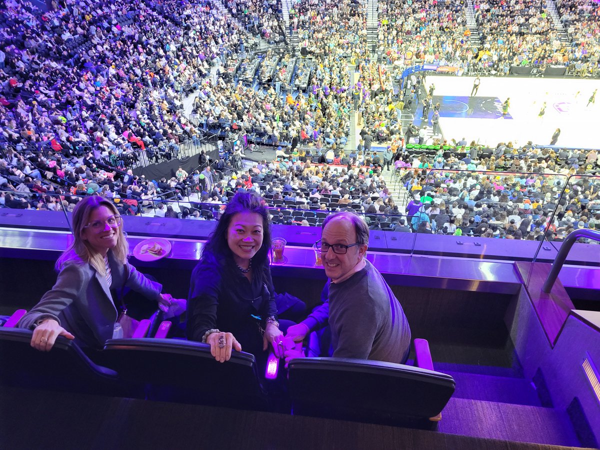 GT_Law's tweet photo. #GTPhiladelphia hosted clients and guests for “Philly is Unrivaled!” Jan. 30. 🏀 

Spearheaded by attorneys Kelly Dobbs Bunting and Natasha Rymer, the event welcomed attendees to GT’s suite to enjoy two exciting matchups. 

#TeamGT https://t.co/8nrtnHuSOJ