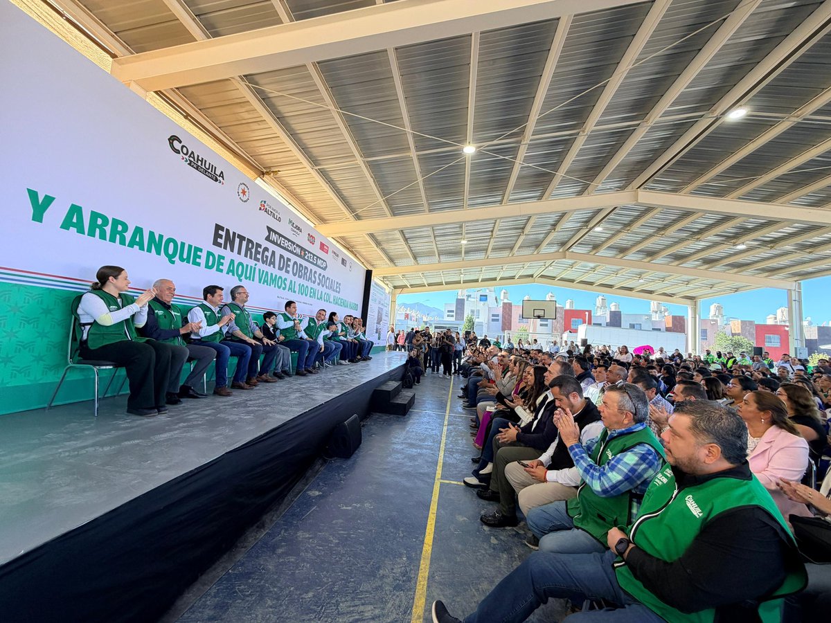 En #Saltillo en la entrega de obras sociales y arranque de “Aquí vamos al 100” en la col. Hacienda Narro. #CoahuilaPaDelante #APasosDeGigante #PorAmorASaltillo
