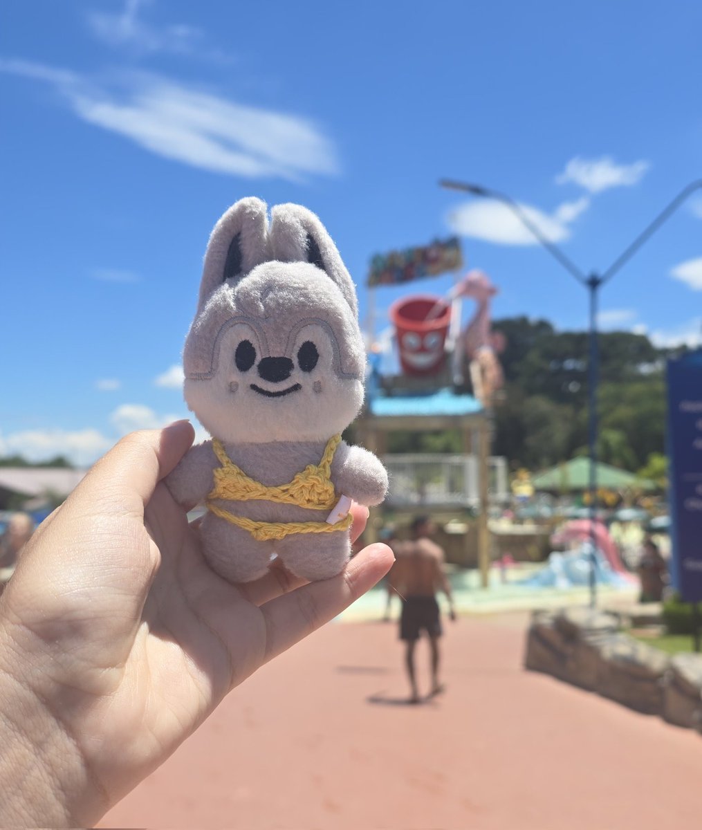 wolfchan de biquíni indo curtir o parque aquático