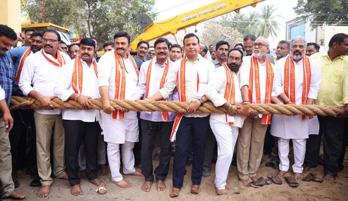 మహాశివరాత్రి పర్వదినాన్ని పురస్కరించుకుని అమరావతిలో కొలువుదీరిన శ్రీ అమరేశ్వరుని దివ్య రథోత్సవంలో ఏపీ శాసన సభ సభాపతి గౌరవ శ్రీ <a href="/KRaghuRaju/">K Raghu Rama Krishna Raju (RRR)</a> గారు, స్థానిక శాసన సభ్యులు <a href="/BhashyamPraveen/">Bhashyam Praveen</a>   గారు మరియు పలువురు సహచర శాసనసభ్యులతో కలిసి పాల్గొని,  స్వామి వారికి ప్రత్యేక పూజలు నిర్వహించి,
