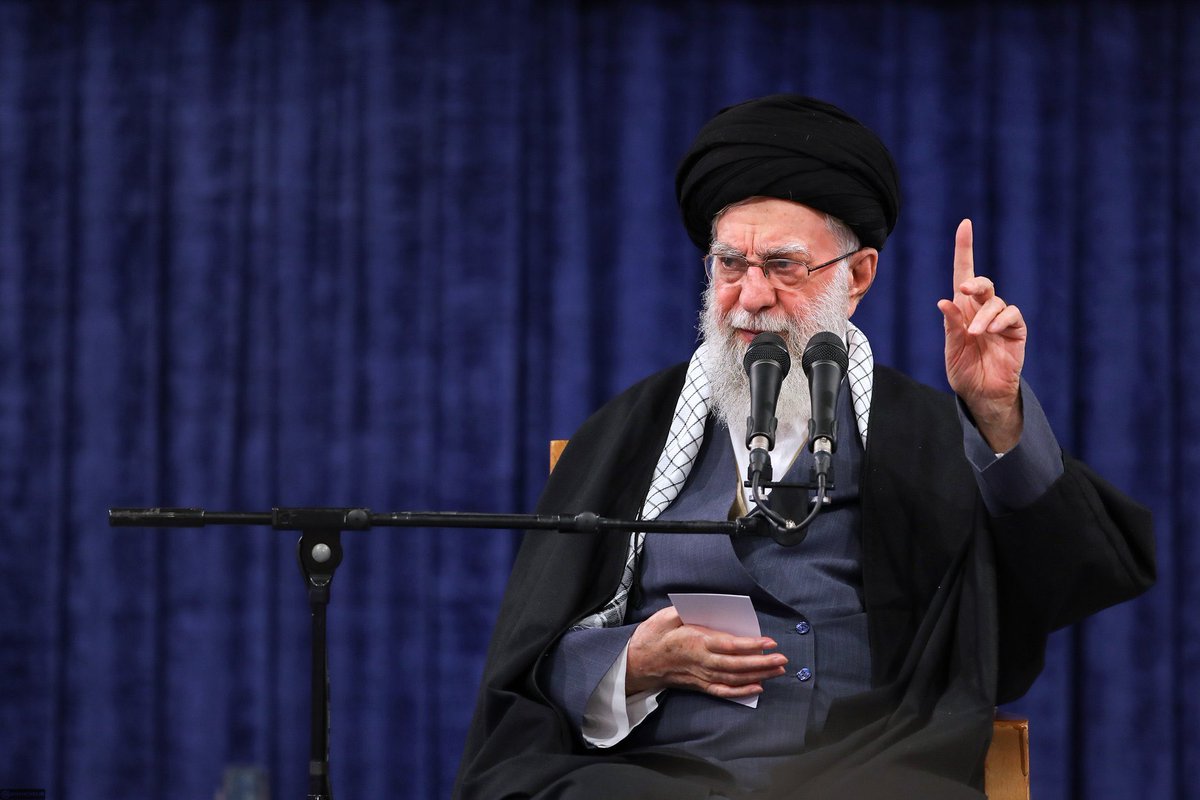 پنجمین حضور و دیدار عمومی در مکان مشخص، بعد از ۱۸ دی‌ماه، علیرغم تمام تهدیدها. طرفدارای دو شاه با سابقه سه‌فرار، میتونن گریه کنن.
