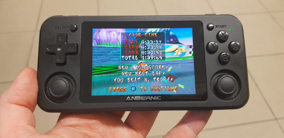 Az eredeti PS1-es Crash Team Racing annyira jó, annyira addiktív, hogy néhány havonta mindig előveszem. Lassan két órája játszok a Time Trial-on, hogy megszerezzem az N. Trophy-kat.
Már fáj a hüvelykujjam, de nem tudom abba hagyni! 😅

(Eszköz: Anbernic RG351P)