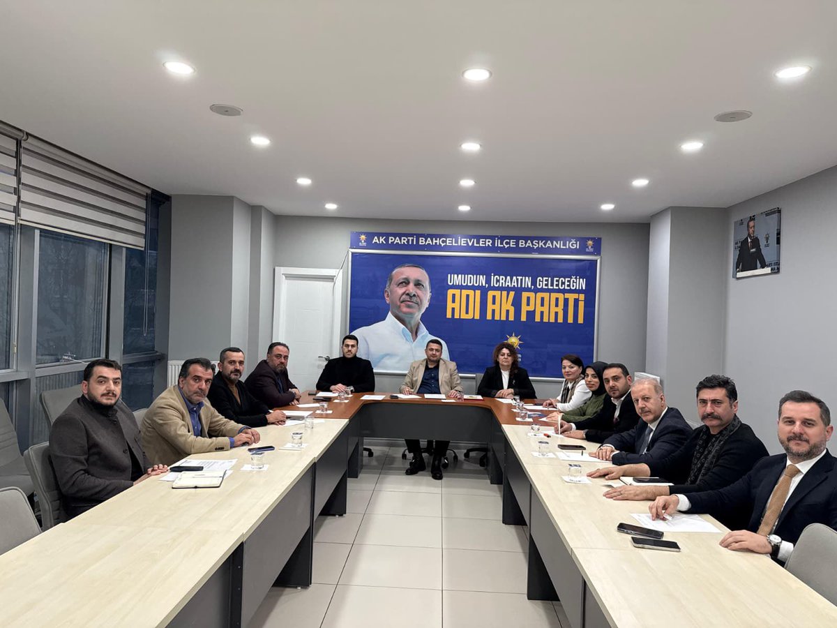 İlçe Başkanımız Sn. Mimar Emrah Parlak başkanlığında, haftalık olağan Yürütme Kurulu toplantımızı gerçekleştirdik.

​Teşkilatımızın önümüzdeki döneme dair yol haritasını netleştirdik. İlk günkü azim ve kararlılıkla, ilçemiz için durmadan çalışmaya devam ediyoruz. 📝

Yol