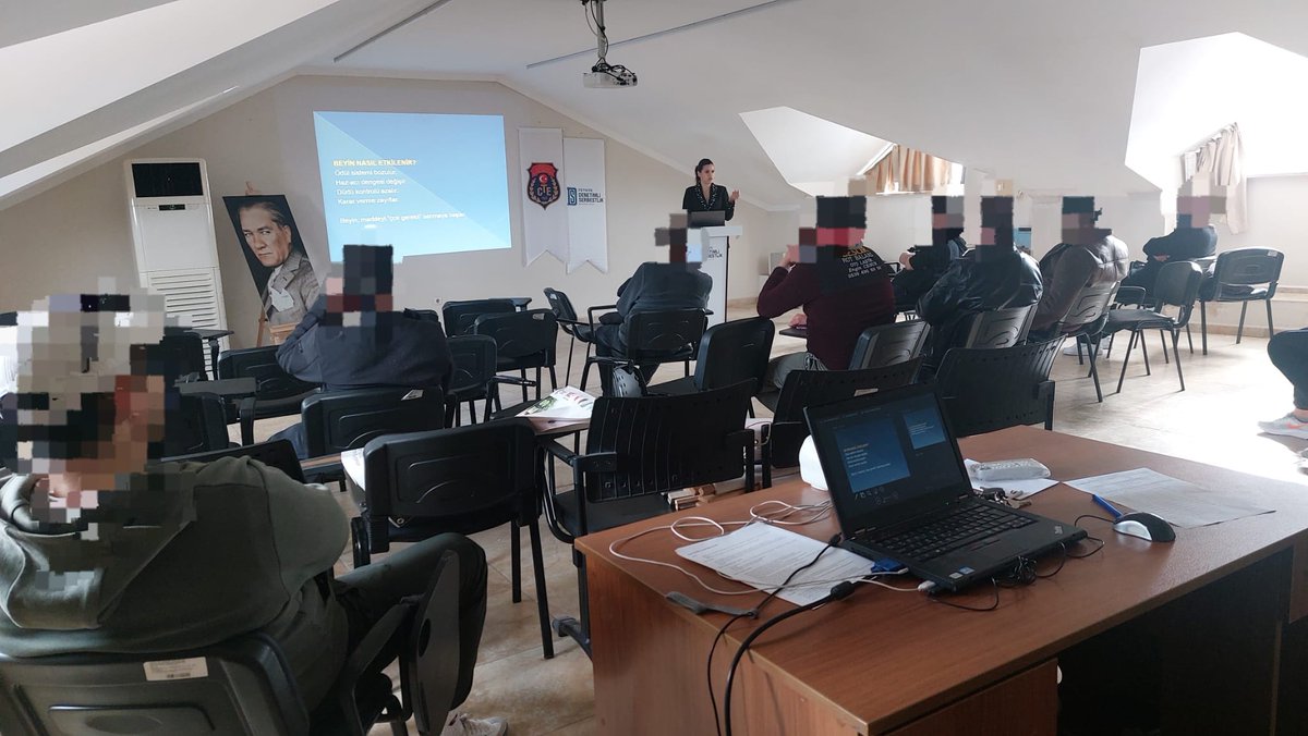 FethiyeDSM's tweet photo. Müdürlüğümüz Eğitim ve İyileştirme çalışmaları kapsamında Fethiye Devlet Hastanesinde görevli Psikolog Tenzile GEBEŞ "Uyuşturucu Maddelerin Zararları" konulu semineri 19 yükümlüye vermiştir. https://t.co/BdpcBTV4Dv