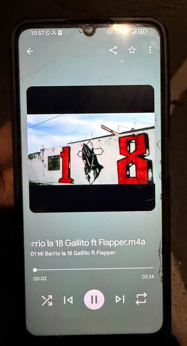 En la nueva realidad de El Salvador, las pandillas no tienen cabida. Quienes persistan en vincularse a estas estructuras deberán enfrentar la ley y asumir las consecuencias, no importa la edad que tengan.

En la colonia Italia, Soyapango, San Salvador Este, soldados de la