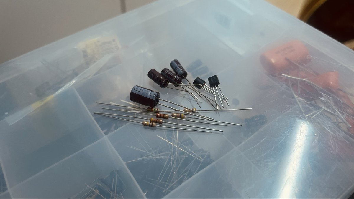 毎日何かしら作業はしようと思ってます。

今日はパーツ選別。ありものだけでなんとかできそう。
それにしてもこれだけでファズが作れるってすごい。

さあ空中配線、これからどうしましょ。

#電子工作　#エフェクター