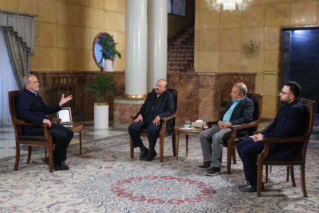 Siavoo's tweet photo. بالاخره درختی که عبدالکریمی سال‌ها آن را با ادرار بدترین اشرار -«نیرو‌های اصیل این کشور، نیروهای انقلاب»- آب داد، به گل و میوه رسید. https://t.co/1RhrksHGuF