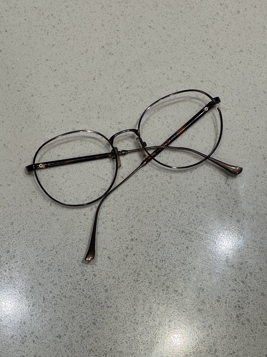 많은 관객분들의 럭키드로우 참여로 배우님도 감사인사 전하셨습니다! 

열연을 하다 부러진 뀨해진의 안경도 받아왔습니다! 

세미막 럭드에 남은 상품(시라노 싸인OST, 싸인 폴라로이드 2장, 키링 1개, 선글라스 1개) 과 함께 막공 럭키드로우 물품에 포함됩니다:)