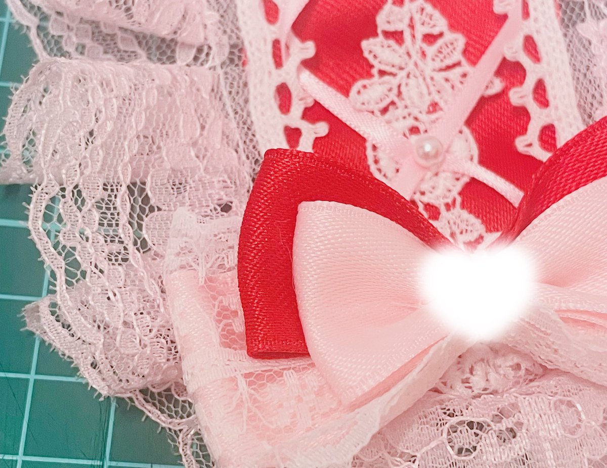 かなり製作途中ですが…。白レースではなくピンクのレースも持っているのでイチゴをイメージしたヘドレを作りたく……かなり挑戦的なデザインのヘドレを作っています……。挑戦的すぎてボツになったらすみません🙇‍♀️