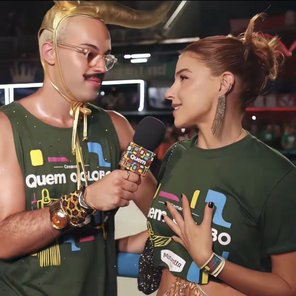 é tão lindo quando as pessoas tão falando sobre alguém que elas amam e colocam a mão no coração 🥹