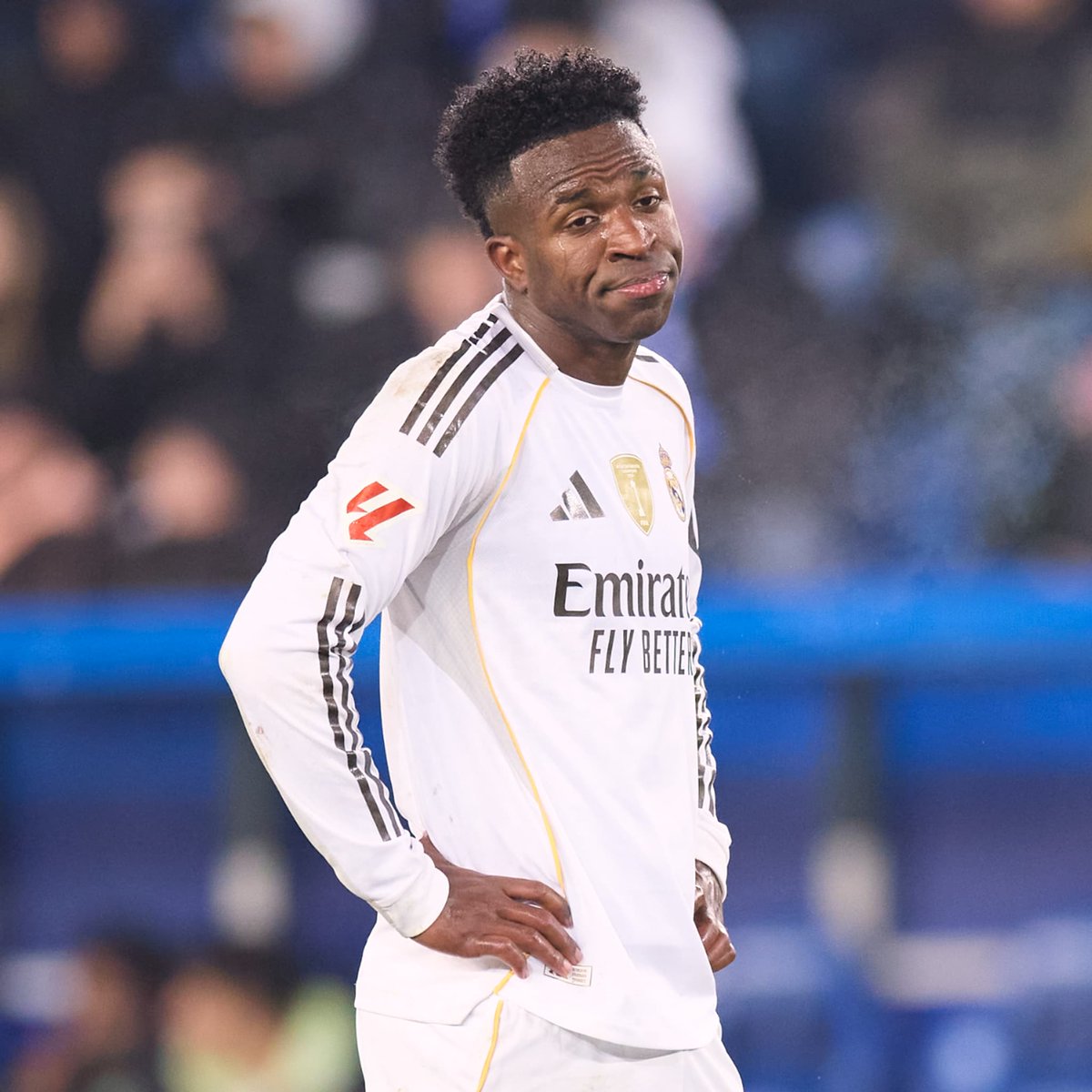 FootballByOuss's tweet photo. Vini a pris un jaune car il a célébré son but...(oui je sais, de quel droit se permet-il de célébrer son but)

Prestianni aurait eu des propos racistes, il cavale sur le terrain comme si de rien n’etait...

Le football en 2026.

Un avis noyé dans la mer ! 🫡 https://t.co/23cuaxsL9D