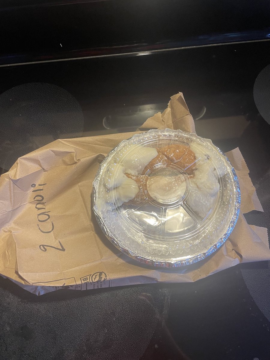 Nothing quite like getting home from the rink and being surprised with goodies 🥳🤪

Shoutout to <a href="/tonyescargot/">Tony Escargot</a> for the cannoli