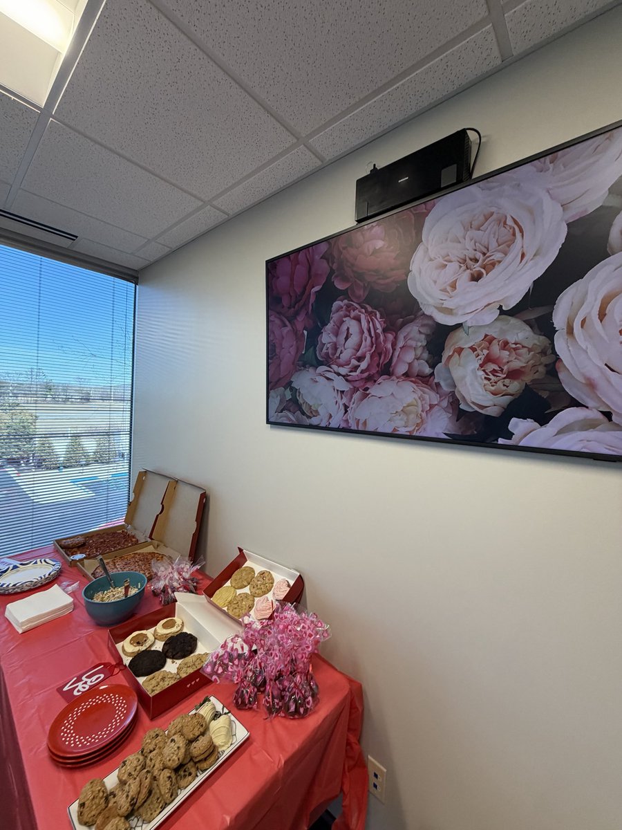 RisIncome's tweet photo. Pizza, sweets, and a whole lot of love 💕🍕🍪

Our Valentine’s party at Retirement Income Source of Huntsville was the perfect way to celebrate! 💝

#RISHuntsville #TeamBonding #ValentinesDay https://t.co/Yin0UP0LoC