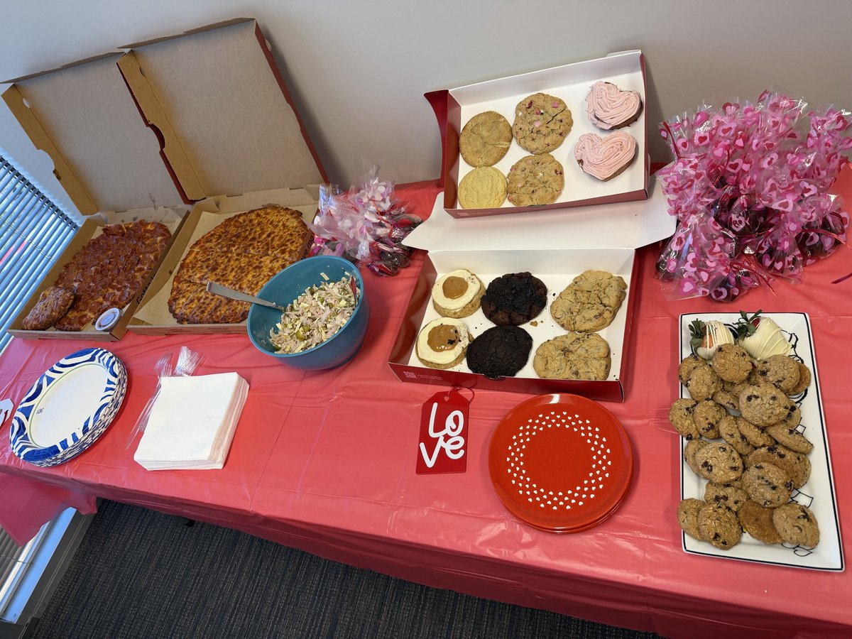 RisIncome's tweet photo. Pizza, sweets, and a whole lot of love 💕🍕🍪

Our Valentine’s party at Retirement Income Source of Huntsville was the perfect way to celebrate! 💝

#RISHuntsville #TeamBonding #ValentinesDay https://t.co/Yin0UP0LoC