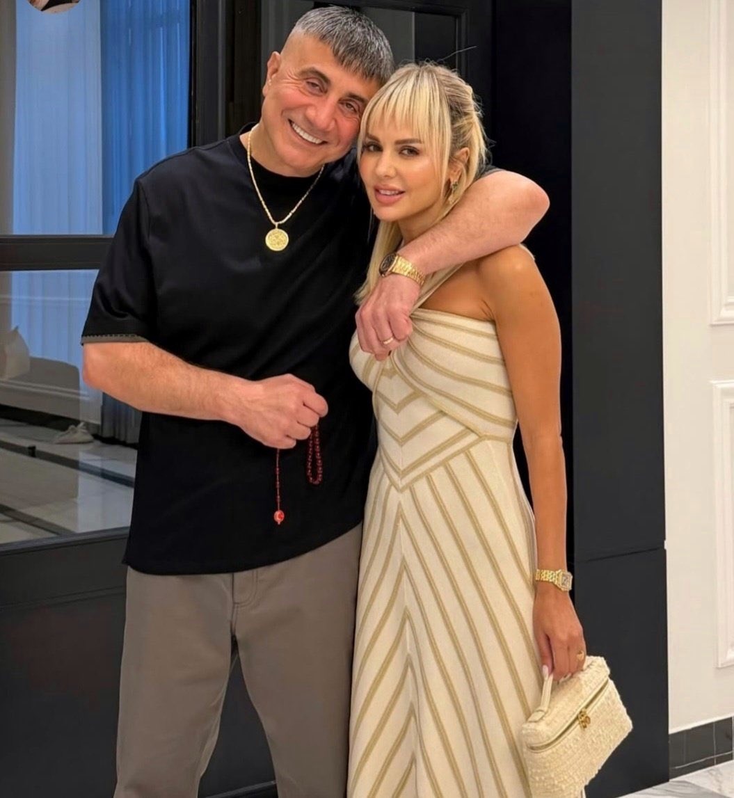 Ben şundan bile eminim ki bırakın cezaevini ben gerçek cehenneme bir gün gidersem eşimin sorgusuz olarak her ne pahasına olursa olsun oraya bile geleceğini biliyorum.
𝐑𝐄İ𝐒 𝐒𝐄𝐃𝐀𝐓 𝐏𝐄𝐊𝐄𝐑

<a href="/sedat_peker/">Sedat Peker</a>