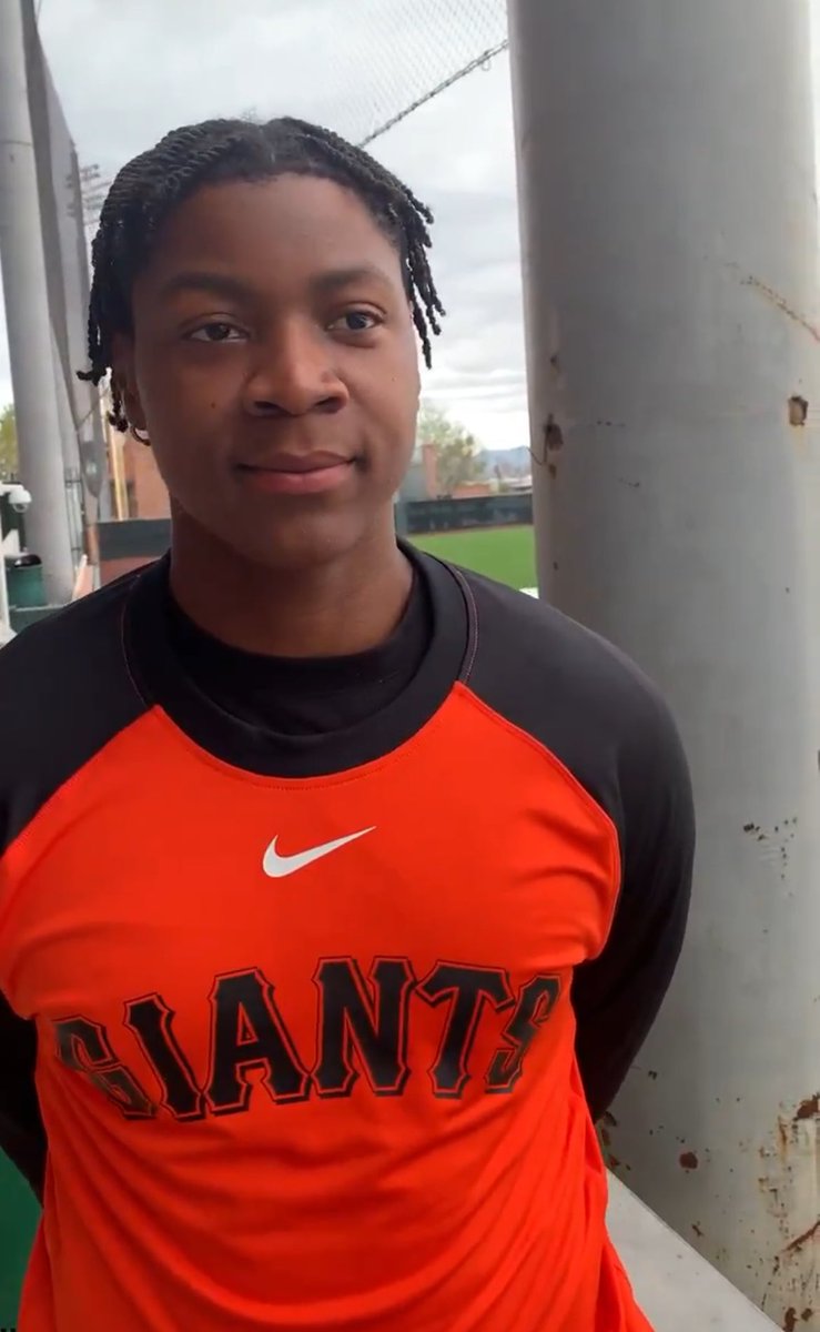 bringonthefog's tweet image. Take note of the official San Francisco Giants Orange. This is an offensively bad color match, and @Fanatics @Nike has been doing this for years. @End_Fanatics