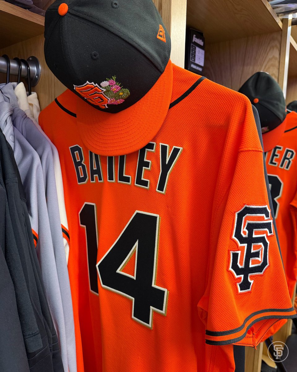 bringonthefog's tweet image. Take note of the official San Francisco Giants Orange. This is an offensively bad color match, and @Fanatics @Nike has been doing this for years. @End_Fanatics