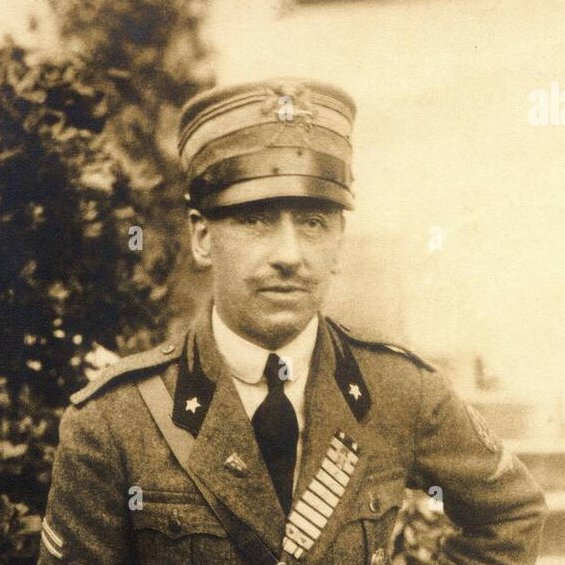 LouisLecomte_'s tweet photo. Gigi d'Agostino c'est Gabriele d'Annunzio plus la couleur. https://t.co/j44qjqtOvt