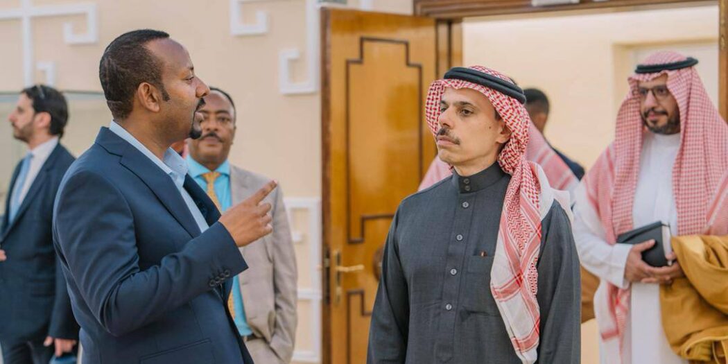 JJJuraid's tweet photo. 🔴 تعليقاً على مقال: "آبي أحمد لبن فرحان: أنتم تدعمون الإرهاب" بين "ركادة" الإمارات و"حوسة" السعودية.. ومشروع الدوران للخلف!
بقلم: جاسم الجريّد - كندا 🇨🇦
...
يا جماعة، اللي قرأ المقال المنشور بعنوان "آبي أحمد لبن فرحان: أنتم تدعمون الإرهاب"، راح يفهم ليش أنا دايماً أقول إن "السالفة فيها إنّ"، وإن اللي قاعد يصير في الرياض مو "رؤية" كثر ما هو "غشاوة".

لما يوقف رئيس وزراء إثيوبيا 🇪🇹، آبي أحمد، ويقول لوزير الخارجية السعودي 🇸🇦 فيصل بن فرحان "كاش" وبالوجه: "أنتم تدعمون الإرهاب"، ويرفض أي محاولة للتملص الدبلوماسي، فهذا مو مجرد "كلام جرايد". هذا يثبت النظرية اللي بح صوتي وأنا أكررها: المملكة قاعدة تدور للخلف!

نعم، "تدوير للخلف".. (Reverse) بس مو أي ريوس، هذا ريوس تريّلة فقدت بريكاتها في نزلة.

في المقال، تم ذكر نقطة جوهرية تفضح المستور، وهي أن السعودية تحاول "بناء مدارس دينية ونشر الفكر الوهابي" في إثيوبيا، وهالشيء رد عليه آبي أحمد بصفعة قوية لما قال: "لن نسمح لكم بذلك.. نحن نعرف ماذا تفعلون". هذا الكلام الخطير يكشف إن "المملكة العابثة" ليلحين عايشة بنفس العقلية القديمة، عقلية تصدير التشدد، بينما تحاول تسوّق لنفسها عالمياً إنها منفتحة وعصرية. هذا انفصام، مو سياسة!

المشكلة الحقيقية اليوم مو بس في التخبط الدبلوماسي مع إثيوبيا، المصيبة الأكبر هي "عقدة النقص ومتلازمة الوصي" اللي صايرة تحرك المشهد في الرياض تجاه الجارة الناجحة: الإمارات 🇦🇪.

خلونا نكون واقعيين ونشيل المجاملات. الإمارات ماشية بخطوات ثابتة، "مسطرة"، عارفين وين رايحين.. شغل نظيف، قوانين عصرية، واقتصاد يفرض نفسه. بالمقابل، شقاعدين نشوف عند "محور الكون"؟ محاولات مستميتة لإقصاء الإمارات بأسلوب "يا نلعب يا نخرب الملعب"!

تذكرون سالفة "انقلوا مقرات شركاتكم عندنا ولا ماكو عقود"؟ بالله عليكم هذا أسلوب دولة تبي تصير مركز مالي عالمي؟ هذا أسلوب "فطوّة" يبي يغصب السوق. الإمارات ما وقفت عند هالسوالف، كملت طريجها وسكتت، لأن "الواثق" ما يصارخ.

أنا قلتها وأعيدها: المشروع الحالي اللي تقوده "المملكة المترنحة" هو أصعب وأخطر مشروع تمر فيه في تاريخها. تدرون ليش؟ لأنه أصعب حتى من "عاصفة الحزم الفاشلة". العاصفة كانت ورطة عسكرية وحرق فلوس، لكن اللي قاعد يصير الحين هو "انتحار استراتيجي".

تخيلوا.. دولة تبي تسوي "نيوم" وسياحة، وبنفس الوقت رئيس وزراء دولة ثانية يواجههم بحقيقتهم: "أنتم مصدر الإرهاب". شلون تبي العالم يصدقك وإنت ليلحين تلعب بذيلك من تحت الطاولة؟

الإمارات خطاها ثابتة، وتعرف "من أين تؤكل الكتف" بهدوء ودهاء. أما الربع في الرياض، فمشروعهم هو "الدوران للخلف" بسرعة جنونية، وهم يعتقدون إنهم منطلقين للأمام.

الزبدة؟ اللي ما يعرف يرقص.. يقول الأرض عوية. والإمارات أرضها مستوية وطايرة فوق، والمملكة ليلحين تحاول تكسر أرضية جيرانها عشان تلحق عليهم.. وهيهات!

وافهمها يا فهيم...!