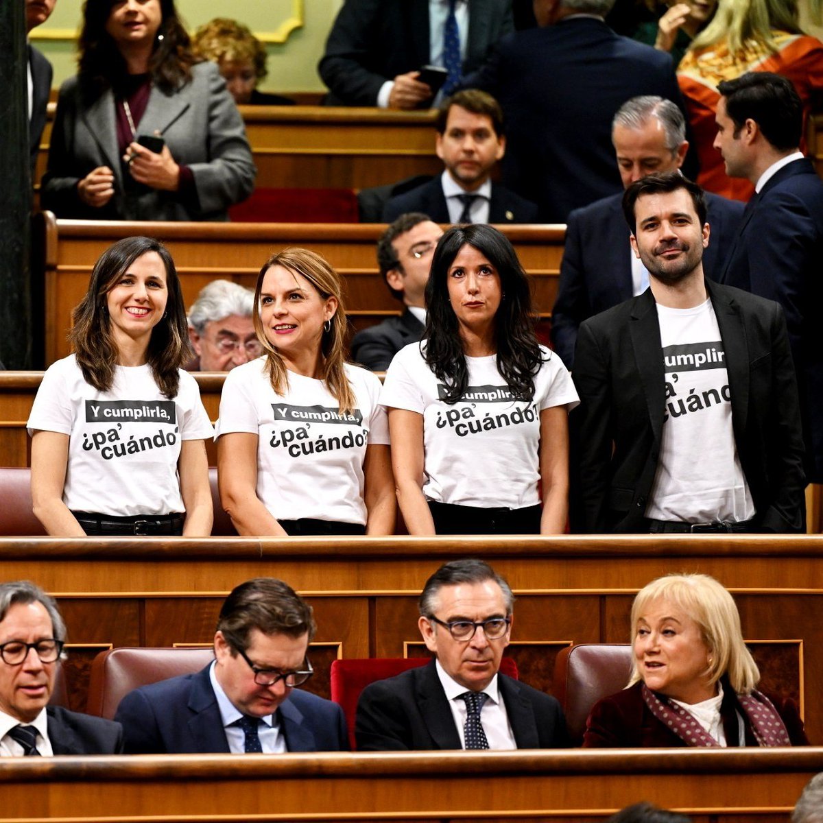 Ni una palabra y por supuesto ni una sola imagen de este gesto de Dignidad de las Diputadas de Podemos en el acto de homenaje a la Constitución que ha presidido el rey. 

Decidir no mencionarlo es un acto político.

Que llegue a todas partes.

📢 Y cumplirla ¿Pa' cuando?.