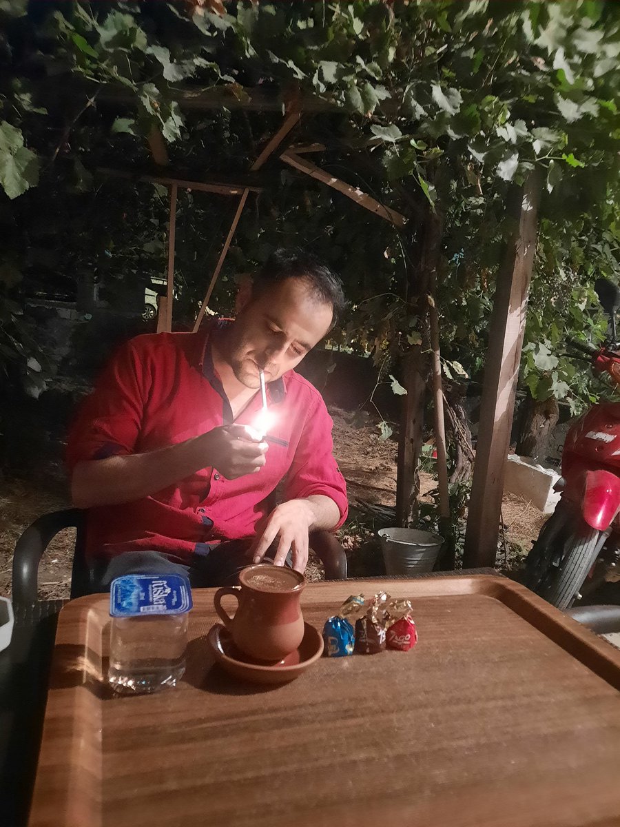 MustafaBosta's tweet photo. Ben şu anda 2000 yılından beri sigara içmiyorum. Ama daha önce de sigarayı bırakmıştım ve bir sene içmedim. Ama o sırada sigara aleyhine o kadar çok propaganda yapıldı ki "Dur" dedim, yani "bunlar bizden iyi şeyler isteyemezler." Tekrar sigaraya başladım...

İsmet ÖZEL https://t.co/mpeNqllNTA