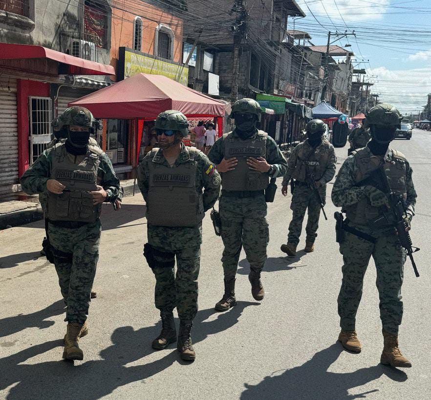 FuerzaAereaEc's tweet image. #Guayas | El comandante del Comando de Operaciones Aéreas y Espaciales, brigadier general Mauro Bedoya Avilés, realizó una inspección a los puntos de despliegue que mantienen las Fuerzas Armadas en el cantón #Durán.

Durante la visita, se evaluó el desarrollo y cumplimiento de