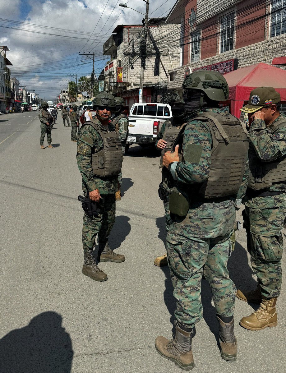 FuerzaAereaEc's tweet image. #Guayas | El comandante del Comando de Operaciones Aéreas y Espaciales, brigadier general Mauro Bedoya Avilés, realizó una inspección a los puntos de despliegue que mantienen las Fuerzas Armadas en el cantón #Durán.

Durante la visita, se evaluó el desarrollo y cumplimiento de